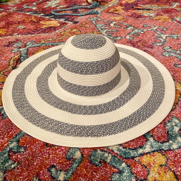 Banana Republic Accessories - Banana Republic Floppy Hat